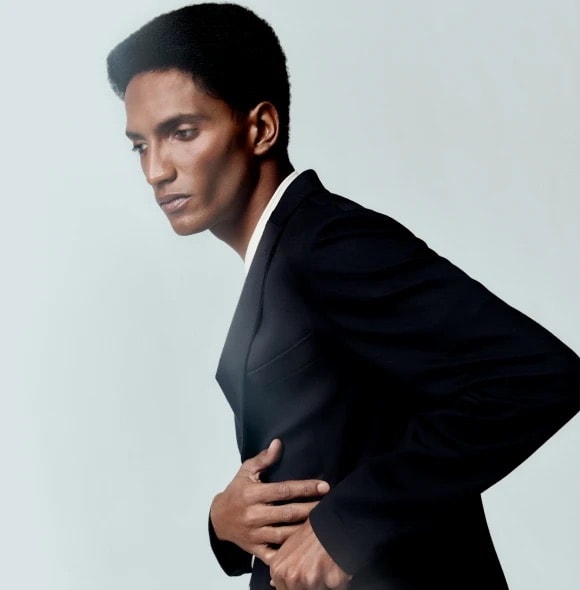 Homem vestindo blazer preto de alfaiataria