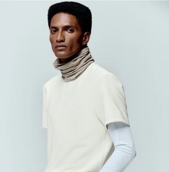 Homem vestindo camiseta off-white de gola alta